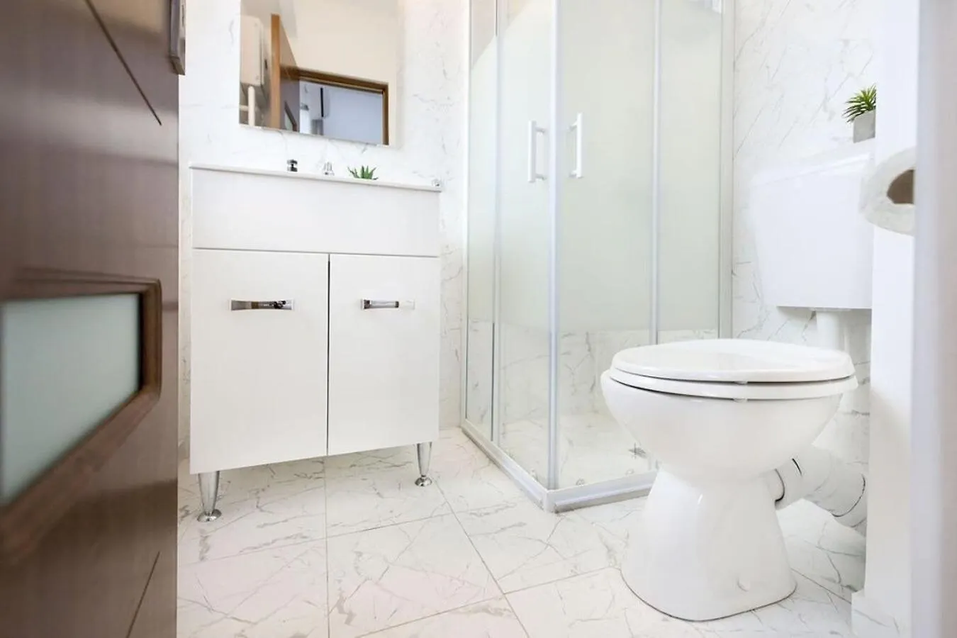 White Heaven Hideout Apartment Bucharest